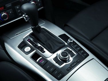 Audi A6 عملية فيس ليفت III (C6)، واجون 5 أبواب — الكونسول الوسطي