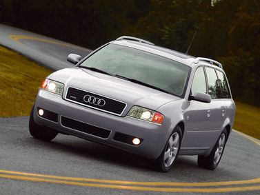 Audi A6 عملية فيس ليفت II (C5)، واجون 5 أبواب — منظر أمامي أيمن