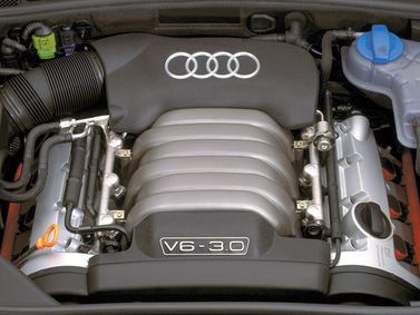 Audi A6 عملية فيس ليفت II (C5)، سيدان — حجرة المحرك