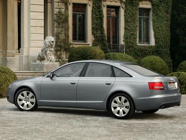 Audi A6 III (C6)، سيدان — منظر خلفي أيسر