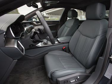 Audi A7 II (4K)، ليفتباك — منطقة السائق