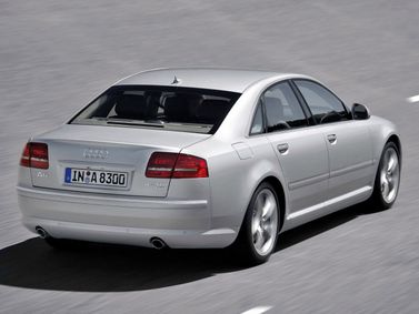 Audi A8 II (D3) D3) Facelift 2، سيدان — منظر خلفي أيمن