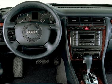 Audi A8 I (D2) فيس ليفت، سيدان — لوحة القيادة