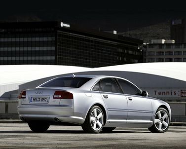 Audi A8 فيس ليفت II (D3) II (D3)، سيدان — منظر خلفي أيمن