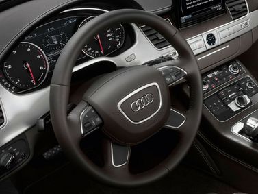Audi A8 III (D4)، سيدان Long — منطقة السائق