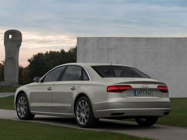 Audi A8 فيس ليفت III (D4) D3 (D4)، سيدان Long — منظر خلفي أيمن
