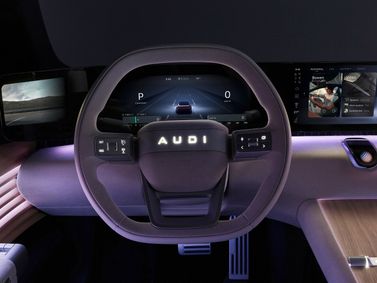 Audi E5، واجون 5 أبواب — عجلة القيادة