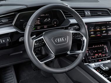 Audi e-tron I، دفع رباعي 5 أبواب — منطقة السائق