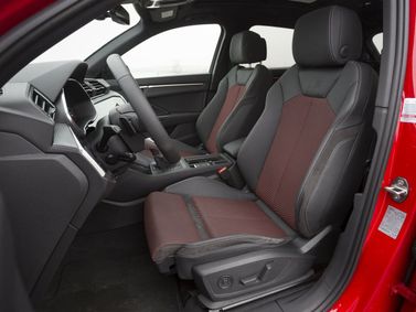 Audi Q3 II (F3)، دفع رباعي 5 أبواب — منطقة السائق