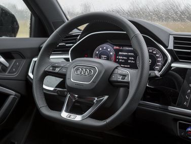 Audi Q3 II (F3)، دفع رباعي 5 أبواب — عجلة القيادة