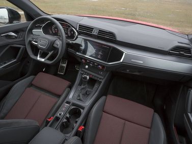 Audi Q3 II (F3)، دفع رباعي 5 أبواب — منطقة السائق