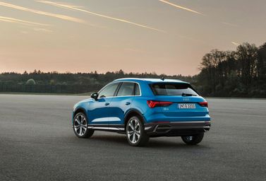 Audi Q3 II (F3)، دفع رباعي 5 أبواب — منظر خلفي أيسر