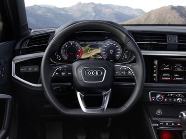 Audi Q3 II (F3)، دفع رباعي 5 أبواب — منطقة السائق