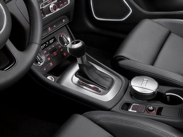 Audi Q3 I (8U)، دفع رباعي 5 أبواب — الكونسول الوسطي