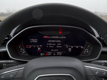 Audi Q3 II (F3)، دفع رباعي 5 أبواب — لوحة العدادات