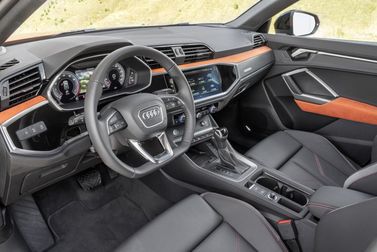Audi Q3 II (F3)، دفع رباعي 5 أبواب — لوحة القيادة