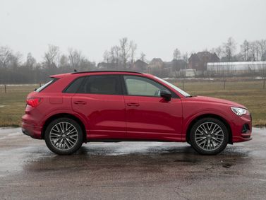 Audi Q3 II (F3)، دفع رباعي 5 أبواب — منظر من الجانب الأيسر