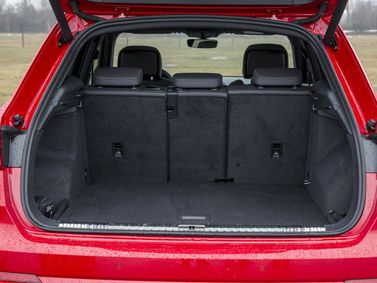 Audi Q3 II (F3)، دفع رباعي 5 أبواب — حجرة الأمتعة
