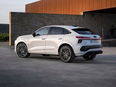 Audi Q3 Sportback III (FJ), Внедорожник 5 дв. — вид сзади в три четверти