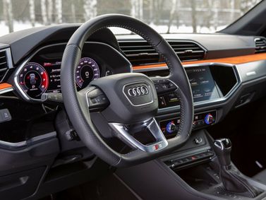 Audi Q3 Sportback II (F3), Внедорожник 5 дв. — место водителя