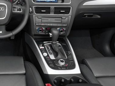 Audi Q5 I (8R)، دفع رباعي 5 أبواب — الكونسول الوسطي