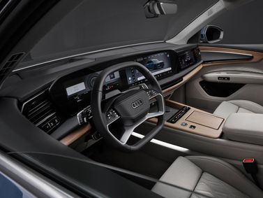 Audi Q7 III (مجموعة الثمانية)، دفع رباعي 5 أبواب — منطقة السائق