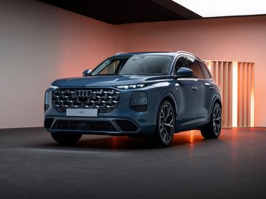 Audi Q7 III (مجموعة الثمانية)، دفع رباعي 5 أبواب — منظر أمامي أيمن