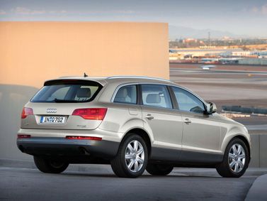 Audi Q7 ط (4 لتر)، دفع رباعي 5 أبواب — منظر خلفي أيمن