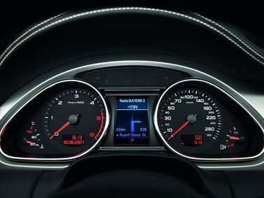 Audi Q7 ط (4 لتر)، دفع رباعي 5 أبواب — لوحة العدادات