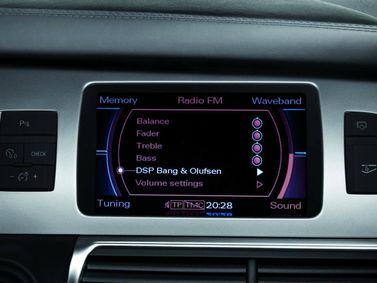 Audi Q7 ط (4 لتر)، دفع رباعي 5 أبواب — شاشة نظام المعلومات والترفيه