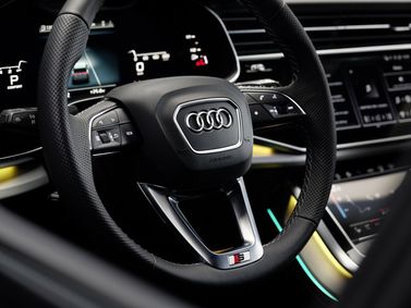 Audi Q8 I (4M) فيس ليفت (4M)، دفع رباعي 5 أبواب — عجلة القيادة