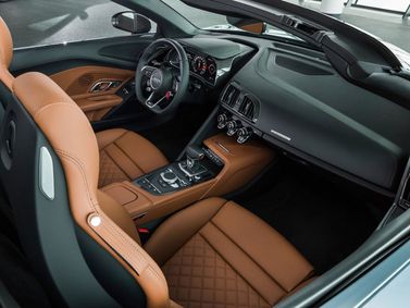 Audi R8 فيس ليفت II (4S) II (4S)، رودستر — منطقة السائق
