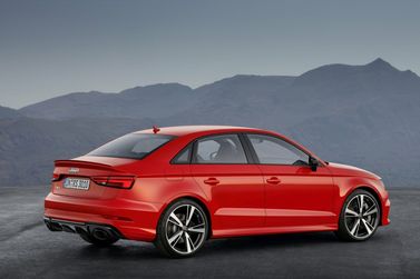 Audi RS 3 فيس ليفت II (8V) II (8V)، سيدان — منظر خلفي أيمن