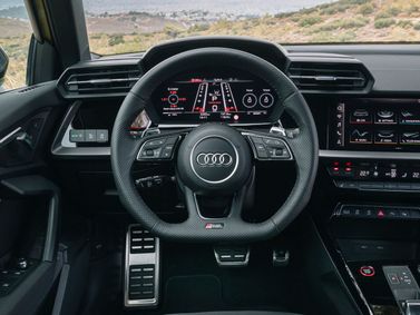 Audi RS 3 III (8Y), Седан — место водителя