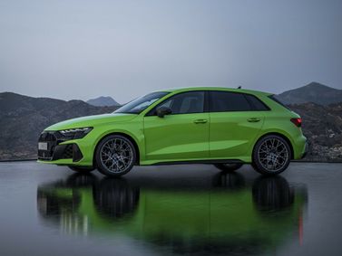 Audi RS 3 ثالثاً (8 سنوات) فيس ليفت، هاتشباك 5 أبواب Sportback — منظر من الجانب الأيسر