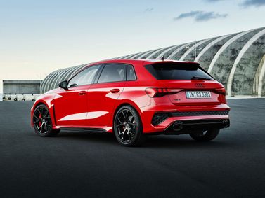 Audi RS 3 III (8Y)، هاتشباك 5 أبواب Sportback — منظر خلفي بزاوية ثلاثة أرباع