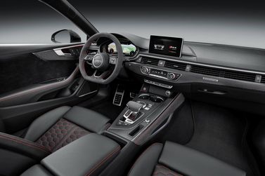 Audi RS 5 II (F5)، كوبيه — منطقة السائق