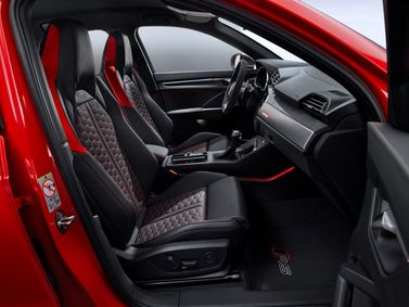 Audi RS Q3 II (F3)، دفع رباعي 5 أبواب — منظر عام للمقصورة