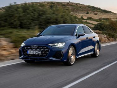 Audi S3 IV (8Y) Рестайлинг, Седан — вид спереди в три четверти