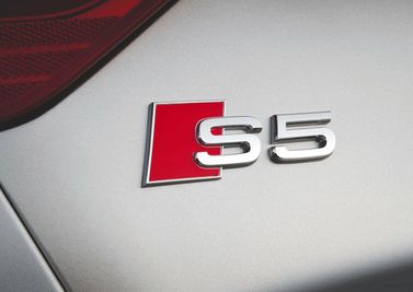 Audi S5 I (8T) فيس ليفت I (8T)، كوبيه — شعار السيارة واسم الطراز