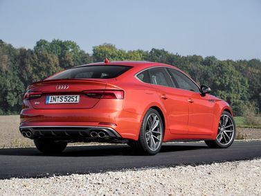 Audi S5 II (F5)، ليفتباك Sportback — منظر خلفي أيمن