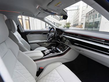 Audi S8 عملية فيس ليفت IV (D5)، سيدان — المقاعد الأمامية