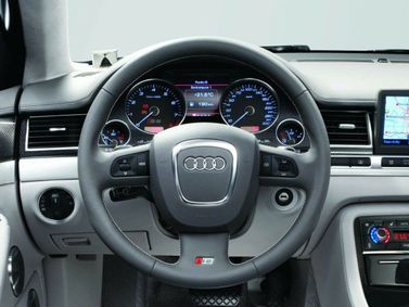 Audi S8 II (D3)، سيدان — منطقة السائق