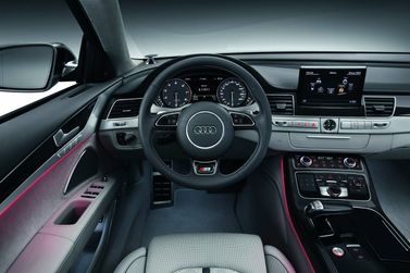 Audi S8 III (D4)، سيدان — منطقة السائق