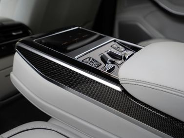 Audi S8 عملية فيس ليفت IV (D5)، سيدان — الكونسول الوسطي