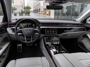 Audi S8 عملية فيس ليفت IV (D5)، سيدان — منطقة السائق