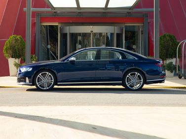 Audi S8 IV (D5)، سيدان — منظر من الجانب الأيسر