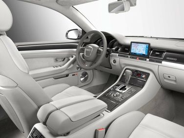Audi S8 II (D3)، سيدان — منطقة السائق