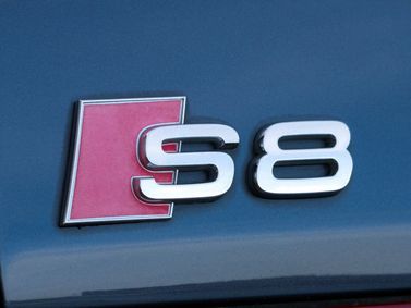 Audi S8 I (D2) فيس ليفت، سيدان — شعار السيارة واسم الطراز