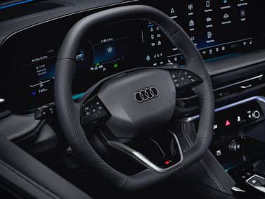 Audi SQ5 ثالثاً، دفع رباعي 5 أبواب — عجلة القيادة